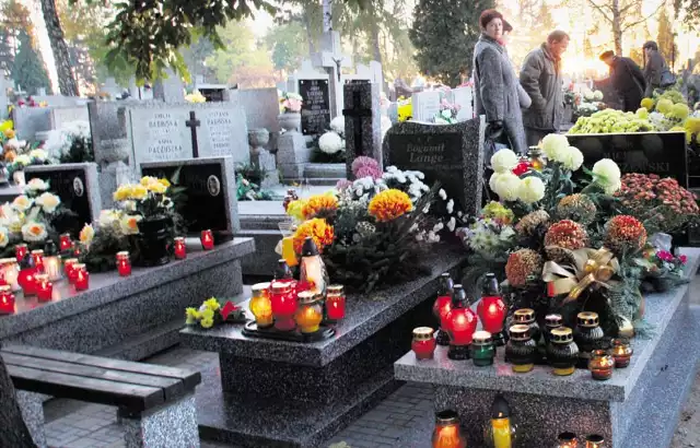 Na cmentarzach katolickich w Łodzi od trzech lat trwają prace nad stworzeniem wyszukiwarki internetowej grobów