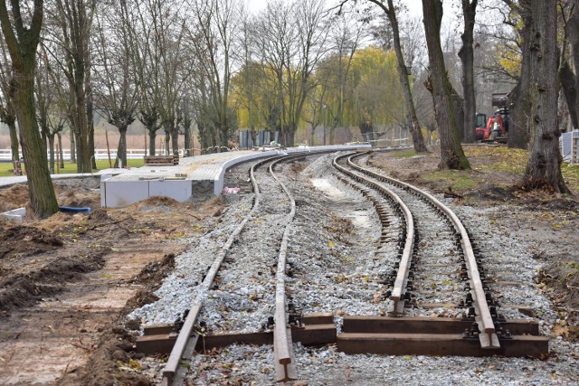 Budowa peronu kolejki wąskotorowej w Żninie, nad Małym Jeziorem.