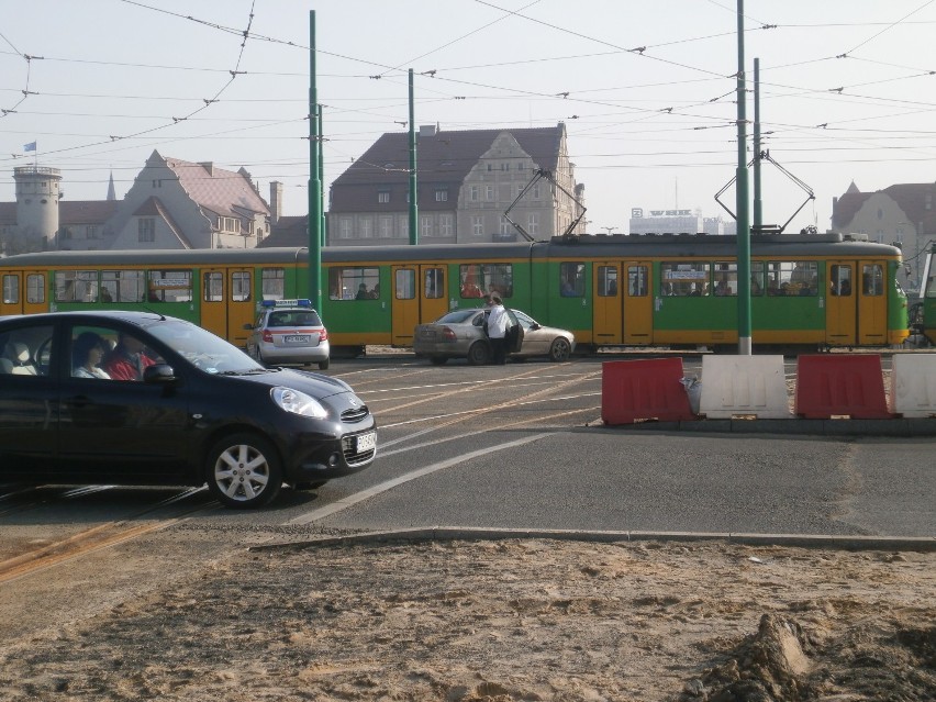 Rondo Kaponiera: Kolizja tramwaju z samochodem