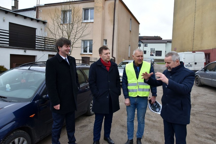 Wizyta ministra Łukasza Schreibera na placu budowy kina w...