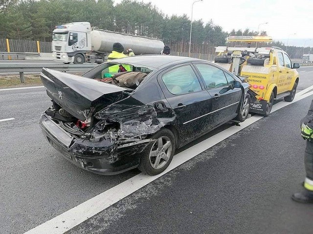 Do wypadku doszło około godz. 13.30 na 105 kilometrze trasy szybkiego ruchu S3 na wysokości wsi Trzebiszewo. Osobowy peugeot 407 uderzył tyłem w barierki, po czym obrócił się i ponownie je staranował, ale tym razem przodem.