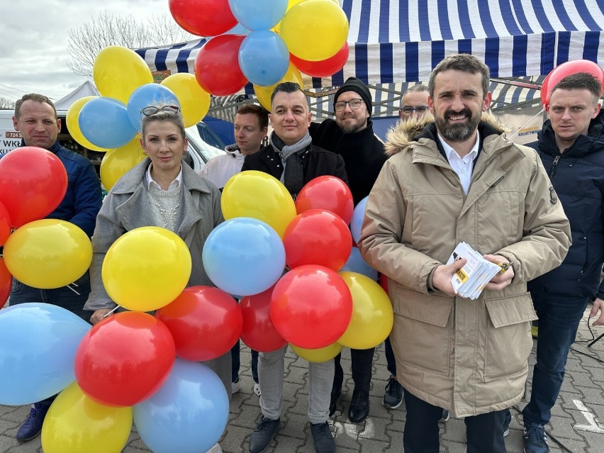 "Wyborcza niedziela" na targowisku w Radomsku