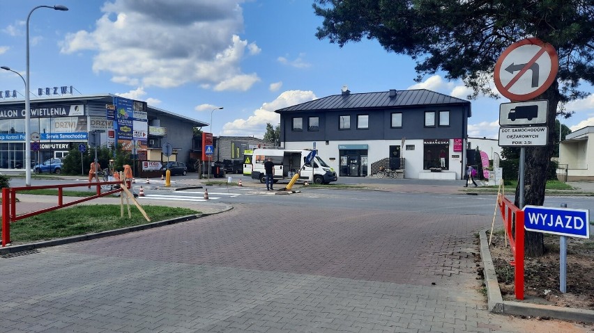 Rewolucja na parkingu przy Biedronce w Ostrowcu. Nie będzie parkowania wieczorem i driftu. Zobacz zdjęcia