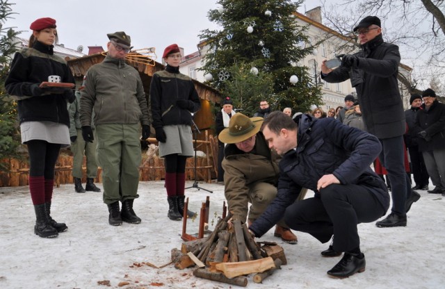 Betlejemskie Światełko dotarło do Przemyśla. Obok mieszkańców miasta i przedstawicieli służb mundurowych, przywitali je między innymi w imieniu prezydenta Przemyśla sekretarz Dariusz Łapa, przewodnicząca Rady Miejskiej Ewa Sawicka oraz posłowie Andrzej Matusiewicz i Marek Rząsa.

WIDEO: Co zrobić, aby choinka każdego roku wyglądała inaczej?
