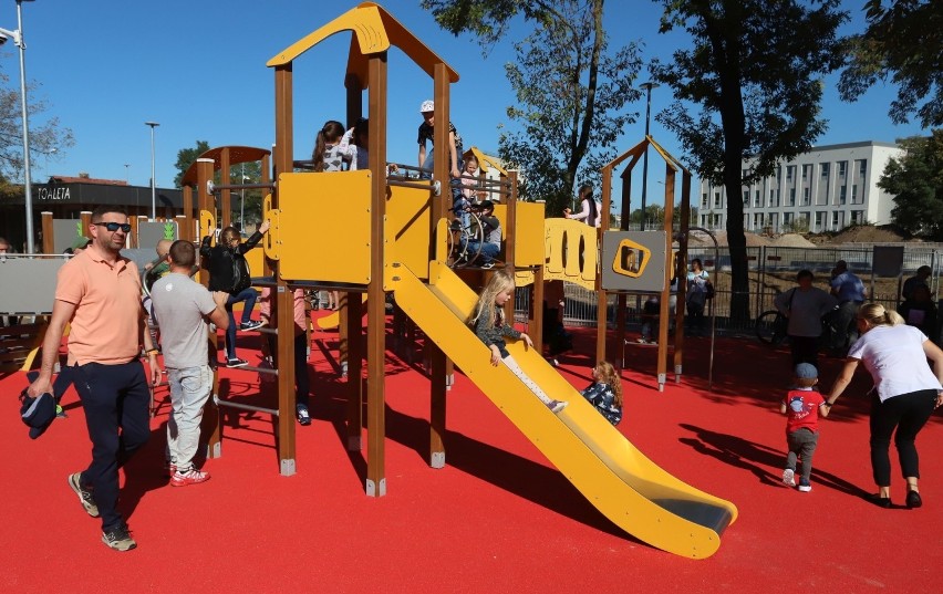 W parku na Obozisku jest między innymi nowy plac zabaw.
