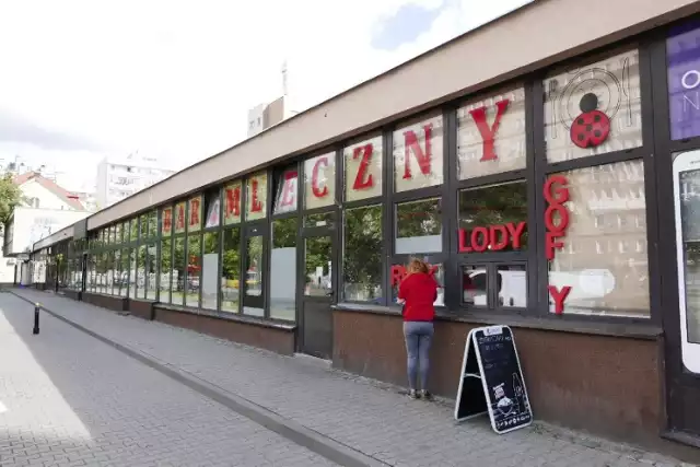 Popularny bar mleczny, słynący z takich dań jak: gołąbki, pierogi, fasolka po bretońsku, udko z kurczaka czy krokiety.

Lokal nie zaktualizował na swojej stronie internetowej cen dań głównych. W sieci można natomiast znaleźć informacje odnośnie kwot, jakie trzeba zapłacić za poniższe zupy:

* Domowy barszcz czerwony podawany wraz z fasolą jaś - 3,50 złotych
* Żur z płuckami - 4,50 złotych
* Zupa pomidorowa - 3,50 złotych
* Rosół z makaronem - 3,50 złotych

Na stołówkę najbliżej będą mieli studenci Wydziału Fizyki oraz Wydziału Matematyki, Informatyki i Mechaniki Uniwersytetu Warszawskiego.

Adres: ul. Grójecka 79