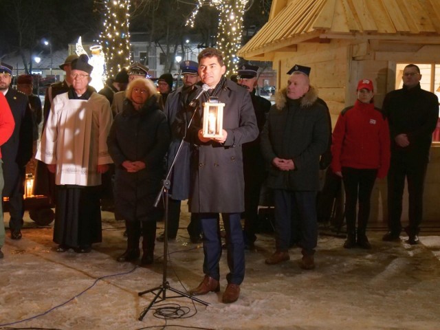 Prezydent Lucjusz Nadbereżny z Betlejemskim Światełkiem Pokoju na rozwadowskim rynku