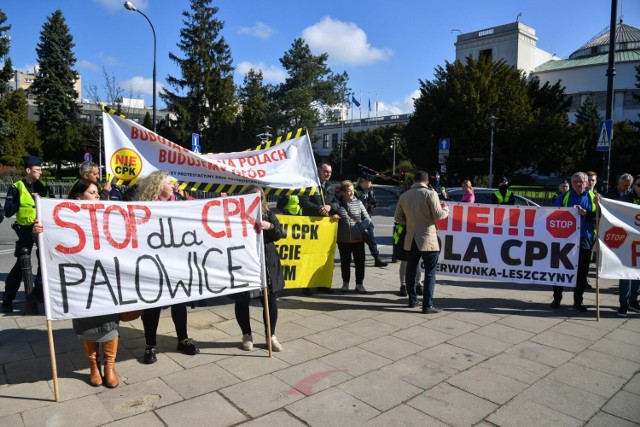 Protest przed Sejmem RP. Strajkujący sprzeciwiali się budowie CPK w Baranowie