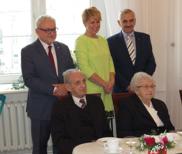 W Urzędzie Stanu Cywilnego w Tarnowskich Górach odbyło się spotkanie z jubilatami, którzy świętowali okrągłe rocznice ślubu.