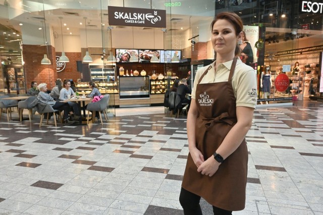 Kawiarnia Skalski Cakes&Cafe ruszyła w czwartek, 28 października, w Galerii Korona w Kielcach. To wyjątkowe miejsce, w którym kupimy piękne torty, zjemy coś słodkiego, ale i słonego. Wszystkie wyroby przygotowywane są samodzielnie z naturalnych i wysokojakościowych składników.