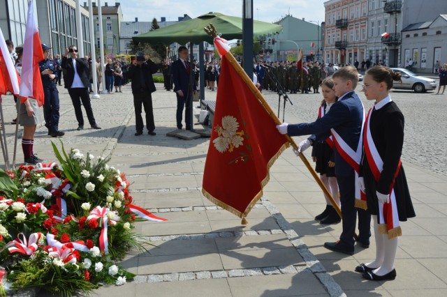 Święto Konstytucji 3 maja w Zduńskiej Woli. Obchody przy pomniku marszałka Józefa Piłsudskiego