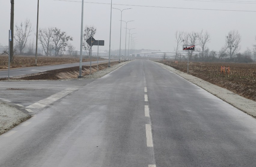 Nowa droga Szamotuły - Mutowo ułatwi dostęp do terenów inwestycyjnych. Kosztowała ponad 5 milionów złotych!