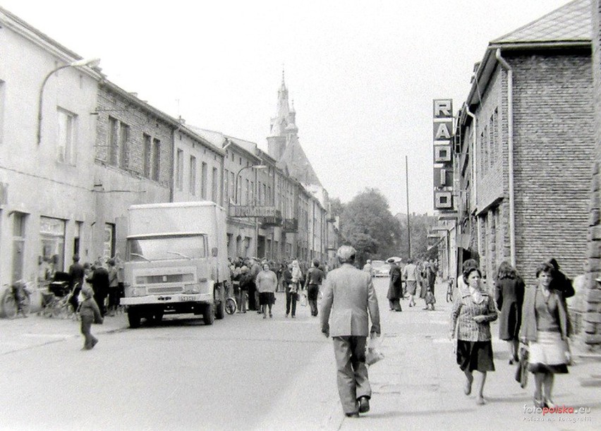 Ulica Krakowska, jeden z głównych traktów Olkusza w latach...