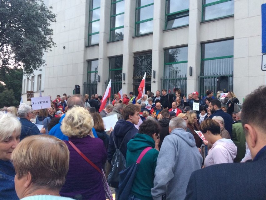 Protest przed Sądem Rejonowym w Gdyni. Protestujący: "Precz z Kaczorem, "Solidarność naszą bronią!"