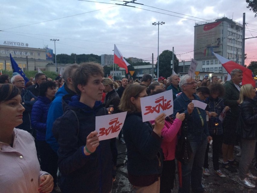 Protest przed Sądem Rejonowym w Gdyni. Protestujący: "Precz z Kaczorem, "Solidarność naszą bronią!"