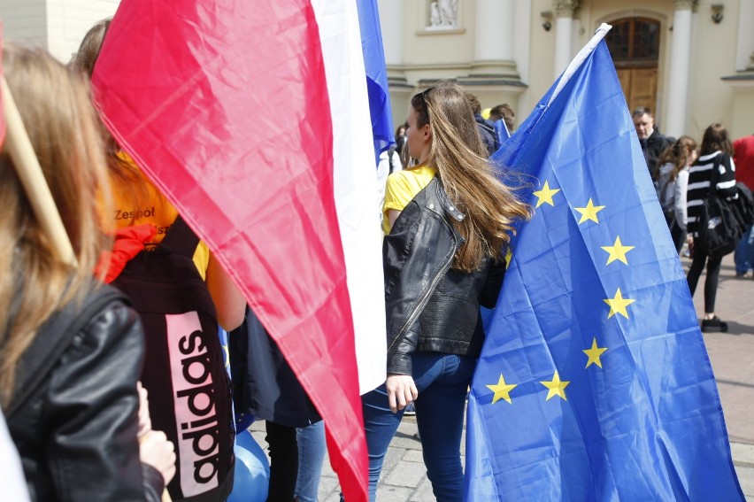 Parada Schumana 2019. Przemaszerowali ulicami Warszawy pod hasłem "Wybieramy Europę" [ZDJĘCIA]