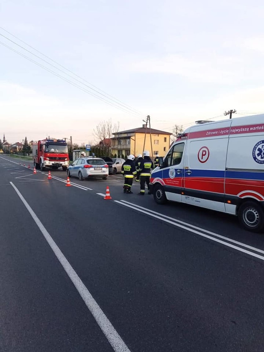 Kolizja na drodze krajowej 74 w Wójcinie. Kierowca uderzył w przepusty drogowe [ZDJĘCIA]