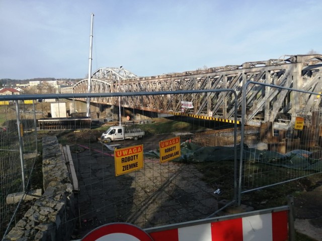 W centrum Przemyśla trwa budowa nowego mostu kolejowego. Zostanie umieszczony pomiędzy obiema częściami obecnej konstrukcji, po której nadal kursują pociągi.
