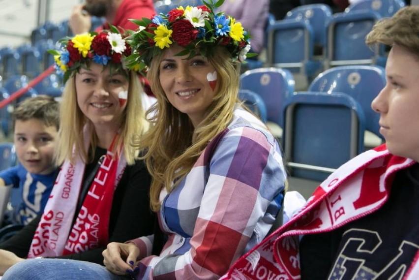 Zobacz najpiękniejsze kibicki z trybun Euro 2016 w piłce...