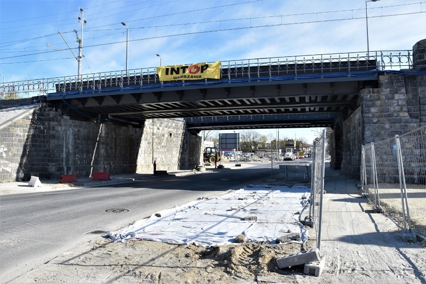 Remonty dróg w Opolu. Pod wiaduktem kolejowym nad ul. Oleską...