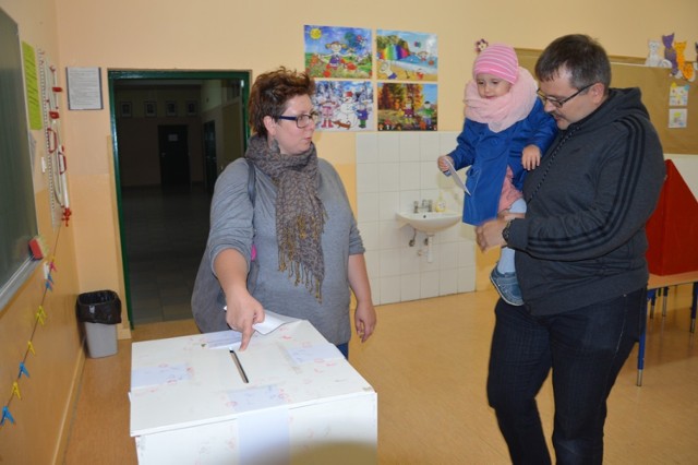 Referendum w Bełchatowie. Głosujące rodziny były rzadkością podczas niedzielnego referendum. Tak jak w całym kraju, w mieście frekwencja była niska