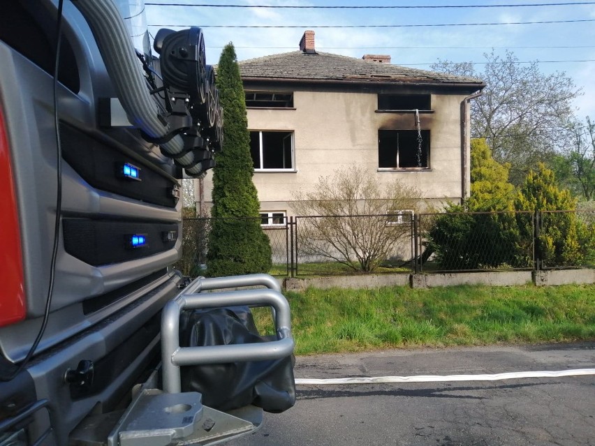 Siedem zastępów straży pożarnej gasi pożar budynku w Brzeszczach. Cztery osoby poszkodowane