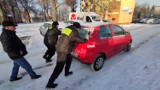 Zima 2021 w Piotrkowie: Siarczysty mróz dał się we znaki kierowcom. Strażnicy pomagali odpalać auta ZDJĘCIA
