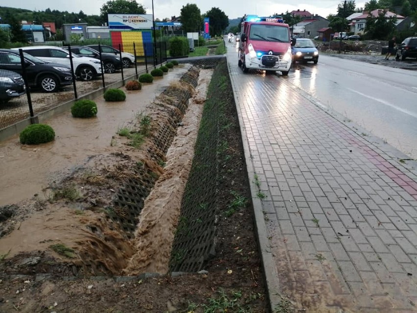 Strażacy pompowali wodę po ulewie i zabezpieczali dachy po gradobiciu w Ostrowie i Kuźminie w powiecie przemyskim [ZDJĘCIA]