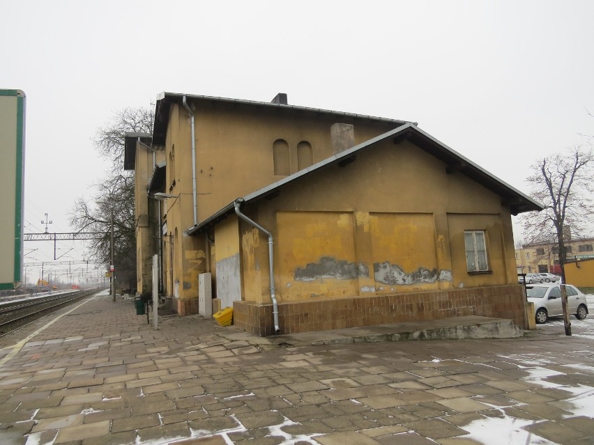 Niewielki, pochodzący z XIX wieku budynek dworcowy w Wagańcu...