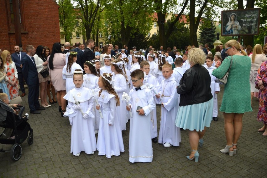 I Komunia Święta w Rawiczu (2022). Dzieci ze Szkoły Podstawowej w Sierakowie przystąpiły do sakramentu w farze [ZDJĘCIA - 08.05.2022]