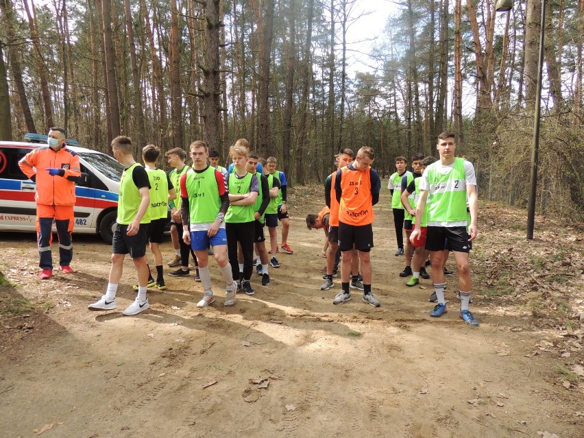 Drużyny dziewcząt i chłopców z II LO w Wieluniu wygrały Mistrzostwa Powiatu Wieluńskiego w biegach przełajowych ZDJĘCIA, WYNIKI