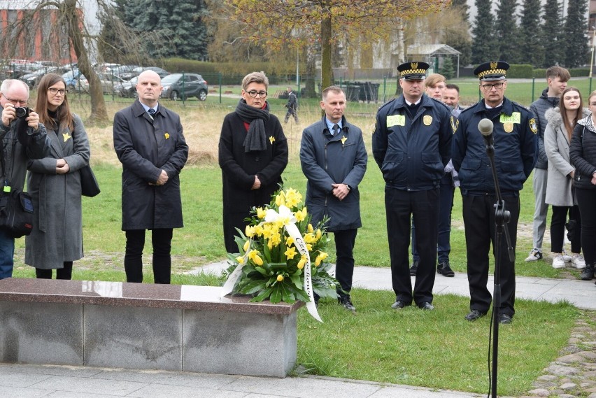 Na Placu Samuela Willenberga w Częstochowie pod pomnikiem...