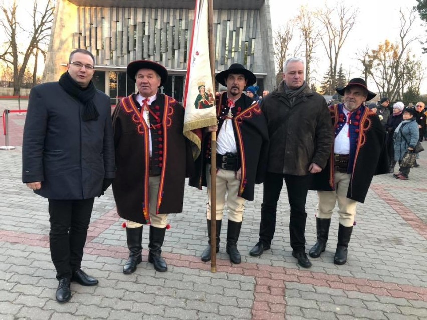 Pogrzeb Jana Olszewskiego. Delegacja ze Zduńskiej Woli, Łasku, Sieradza i Pabianic [zdjęcia]