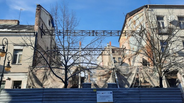Frontowa ściana kamienicy przy ul. 3 Maja 18 we Włocławku zagrażała bezpieczeństwu. Jej miejsce zajmie odtworzona fasada.