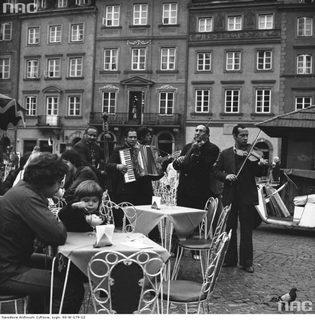 Muzykanci wśród stolików kawiarni na Rynku Starego Miasta w Warszawie, 1978-09-09