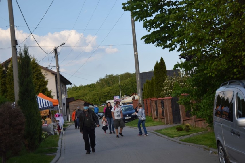 Niedzielne popołudnie na Jurze. Na zamku w Podzamczu sporo turystów