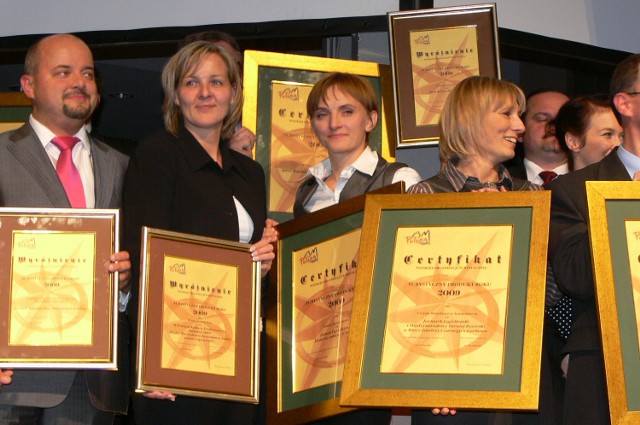 Certyfikat Polskiej Organizacji Turystycznej odebrała Iwona Pakuła-Błoch (trzecia z lewej), prezes spółki "Zamek".