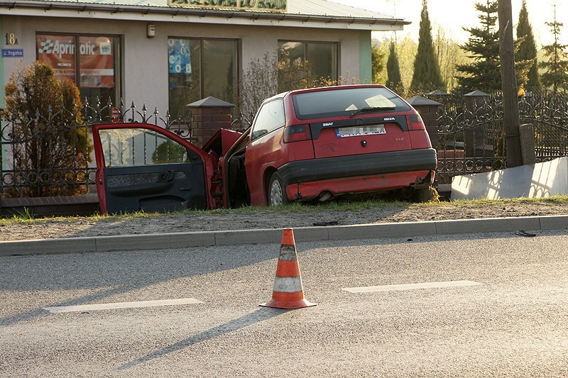 Opatówek - Śmiertelny wypadek na drodze krajowej nr 12. Kierowca seata rozbił się na płocie. Film