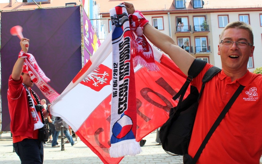 Kibice schodzą się do strefy kibica i już dopingują Polskę.