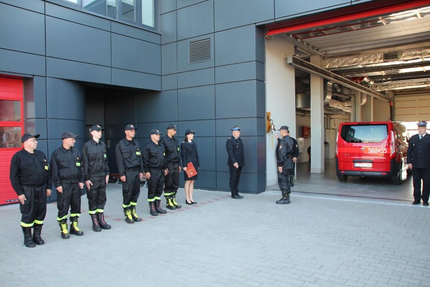 Strażacy mianowani na wyższe stopnie służbowe.