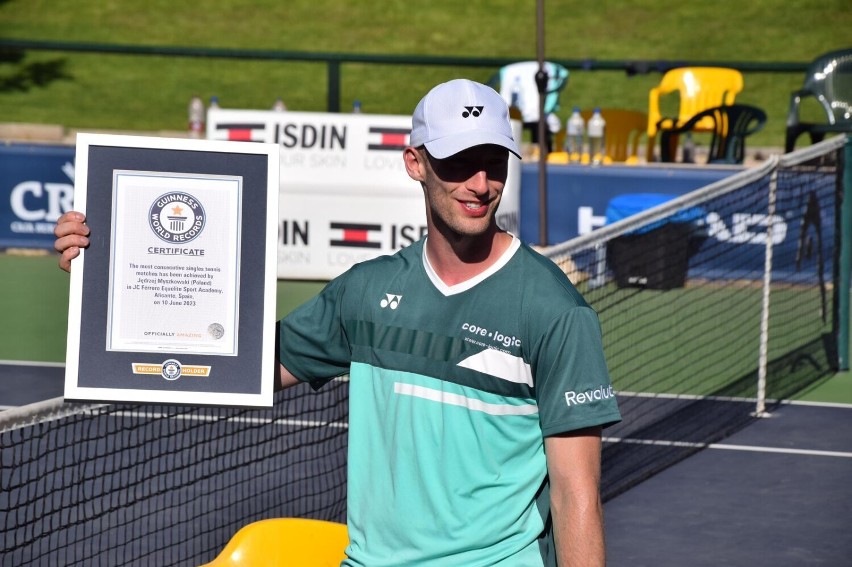 Jędrzej Myszkowski z Leszna pobił rekord Guinnessa w tenisie!