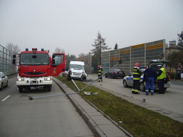 Kolizja Kościuszki Żory: Ford transit "skosił" trzy latarnie