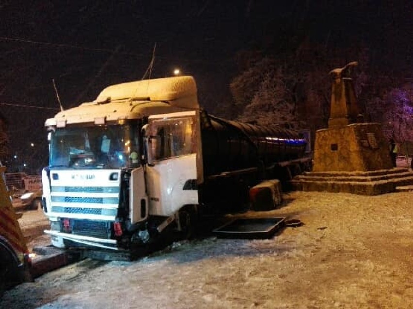 Pijani kierowcy na drogach powiatu i poniedziałkowy atak zimy. Policja i służby drogowe wzywane wielokrotnie [ZDJĘCIA]