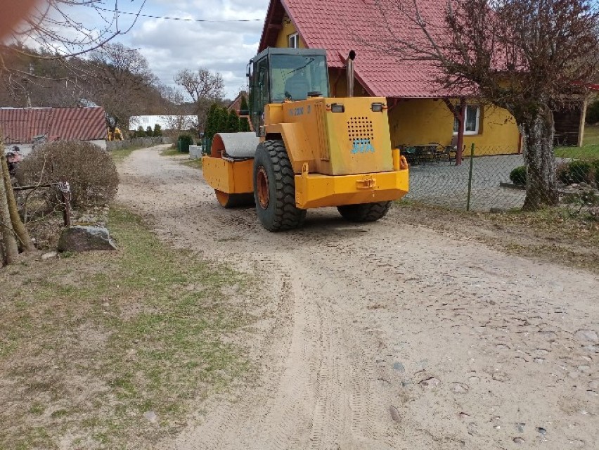 Wójt Parchowa Andrzej Dołębski dotrzymał słowa. Droga do Byliny jest właśnie wyrównywana