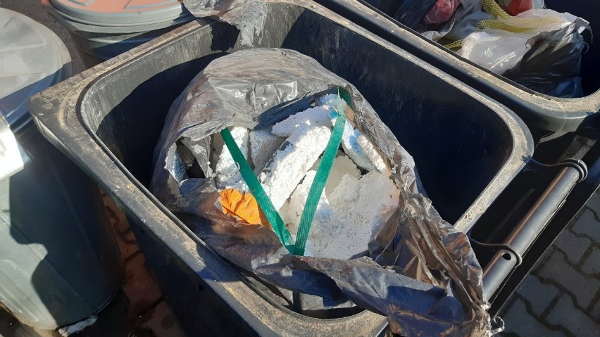 Zdjęcia nieprawidłowej segregacji, jakie związek śmieciowy dostaje od firm wywożących odpady