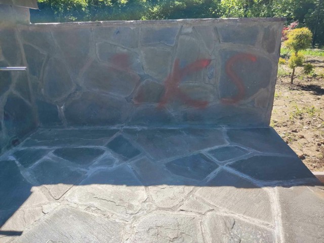 Namalowane sprayem napisy pojawiły się m.in. na kamiennym grillu przy tuchowskiej Skałce