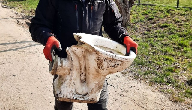 Znaleźli mnóstwo odpadów poremontowych, z muszlą klozetową włącznie