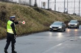 Kampania "Bądź odpowiedzialnym kierowcą". Brzescy policjanci podnoszą świadomość użytkowników dróg oraz przekazują materiały edukacyjne
