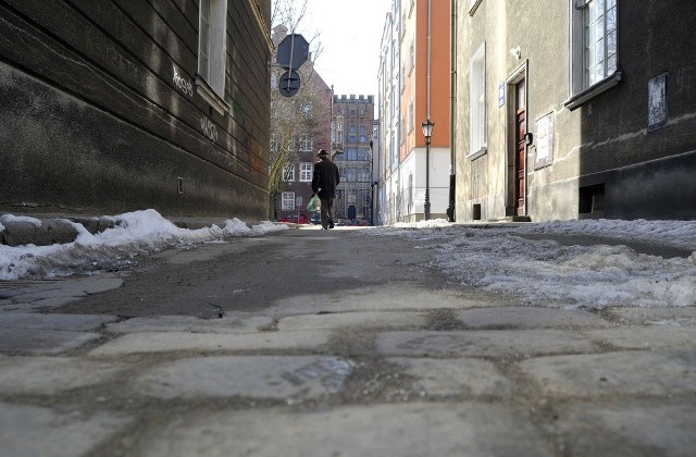 To już kolejna po Ogarnej ulica, która w tym roku odzyska świetność. Prace związane z przebudową sieci wodociągowych wykorzystano jako pretekst, by na Grząską wrócił bruk. 
Ulica ma zaledwie 70 metrów długości, ale leży w samym sercu Głównego Miasta. Historyczny bruk, który wróci na Grząską pochodził będzie z odzysku, ze składów ZDiZ. Przy ulicy powstanie również nowy chodnik z infułowanego betonu.