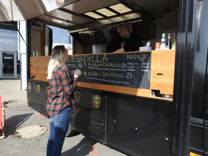 Łomża: Zlot food trucków. Ciężarówki z przysmakami otworzyły sezon [Zdjęcia, wideo]